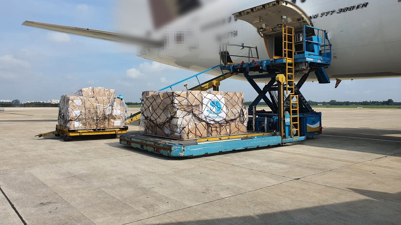 Carga embalada lista para abordar un avión de carga en una operación de logística aérea internacional
